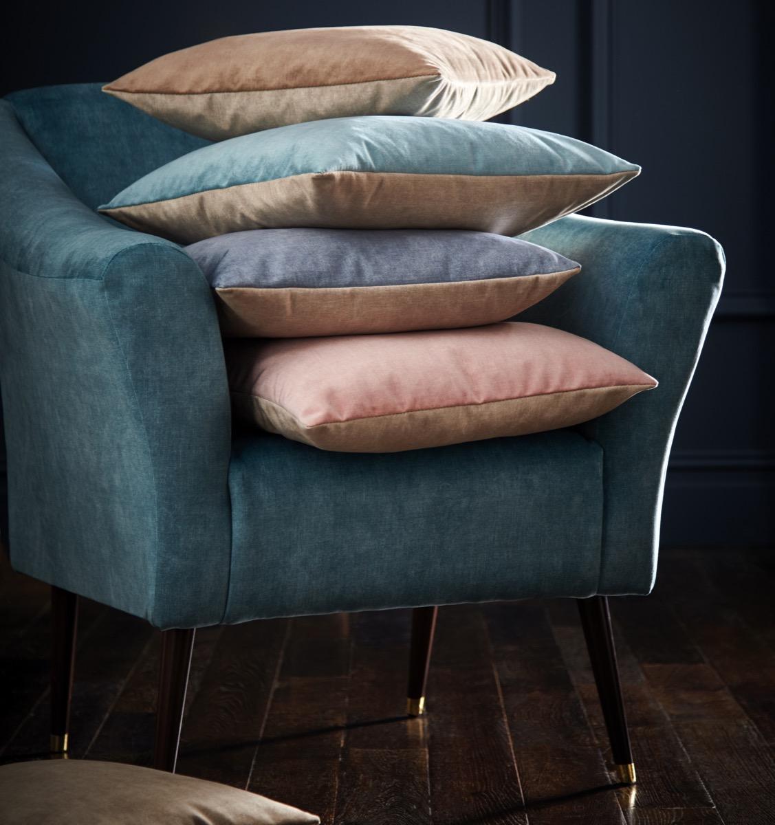 Blauer Sessel mit verschieden Kissen